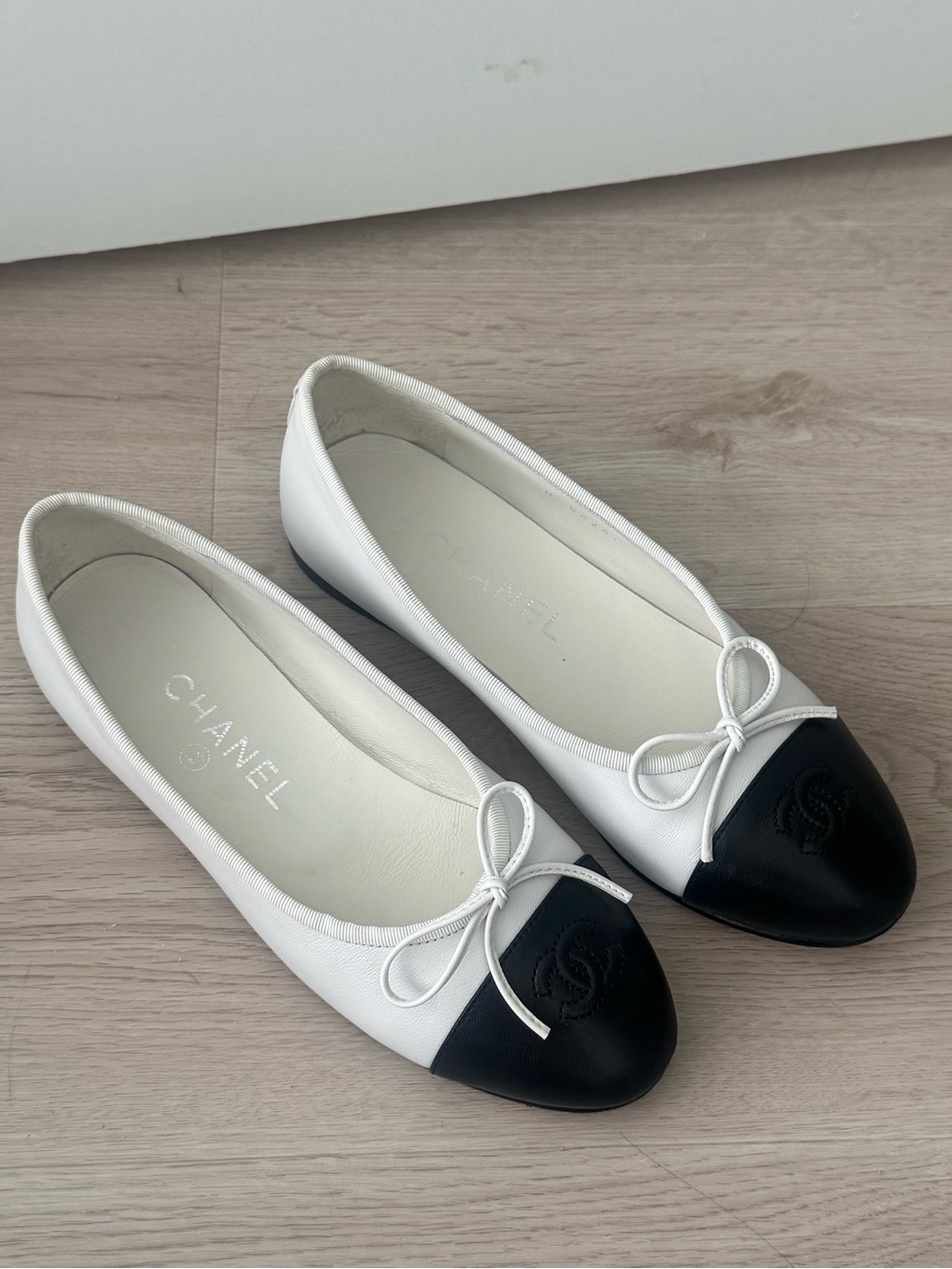 Authentic Chanel ballerina flat bow black& white